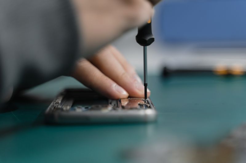 Naprawa wnętrza telefonu przy użyciu precyzyjnego śrubokręta