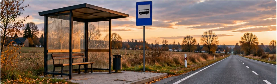 Pusty przystanek autobusowy przy wiejskiej drodze jako ilustracja wykluczenia komunikacyjnego